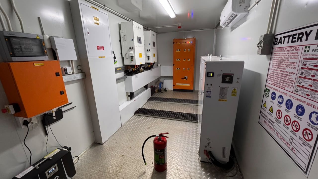 Battery bay with environmental control and isolation