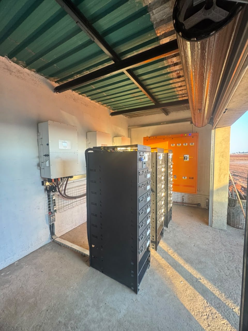 Battery rack, containerised installation