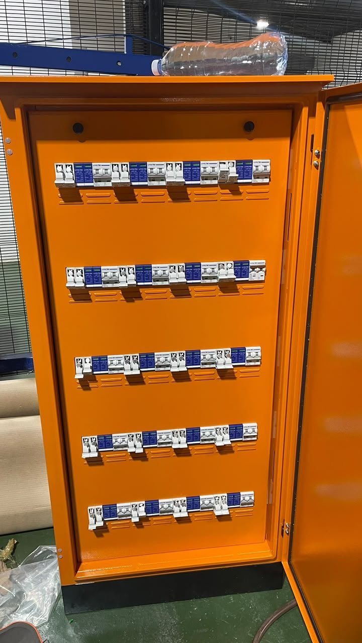 Distribution board, breaker arrangement