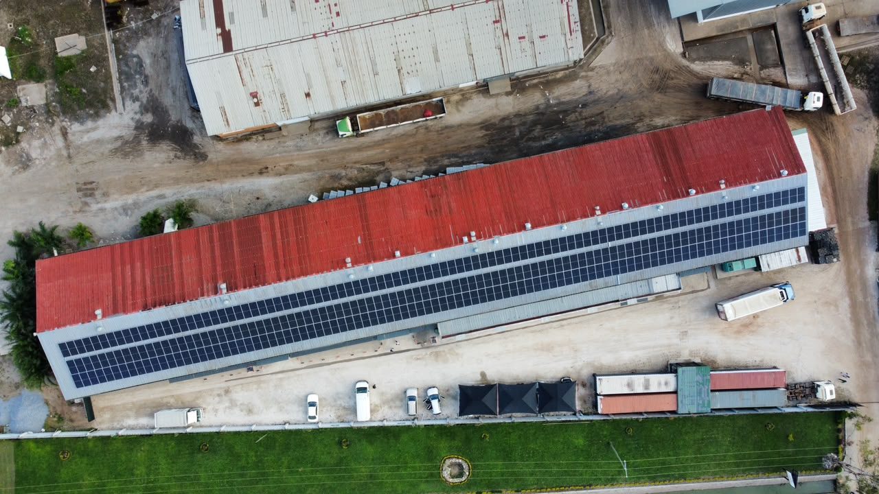 Full-span rooftop array, distribution warehouse